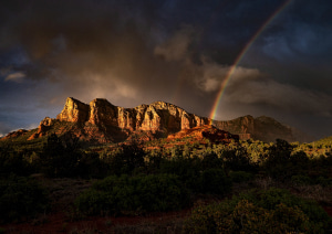Горный пейзаж с радугой